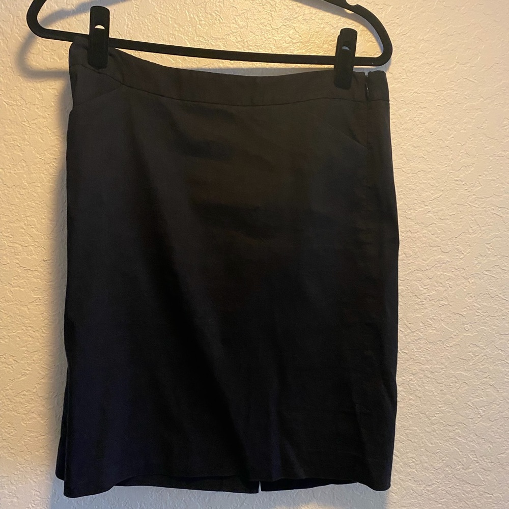 Theory skirt in black.